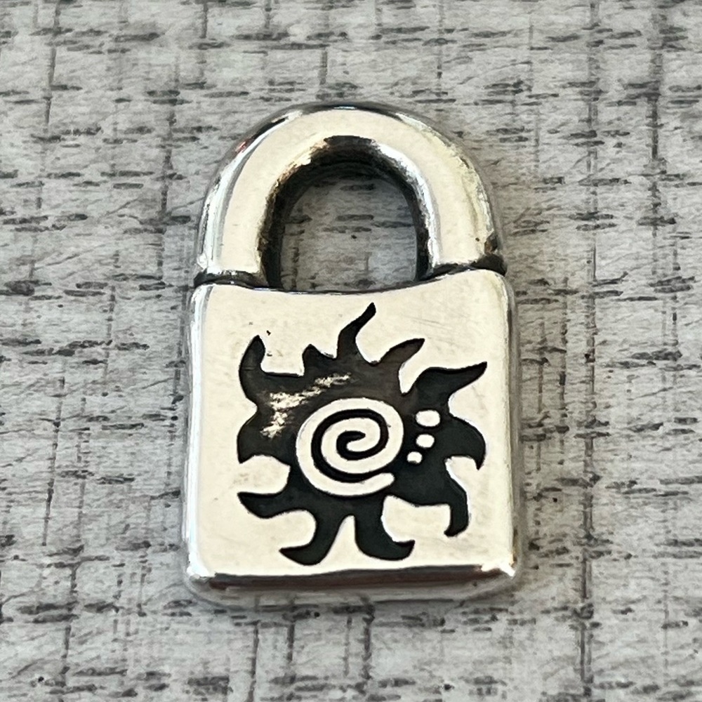 Uno de 50 Lock Charm - Picture 2 of 4